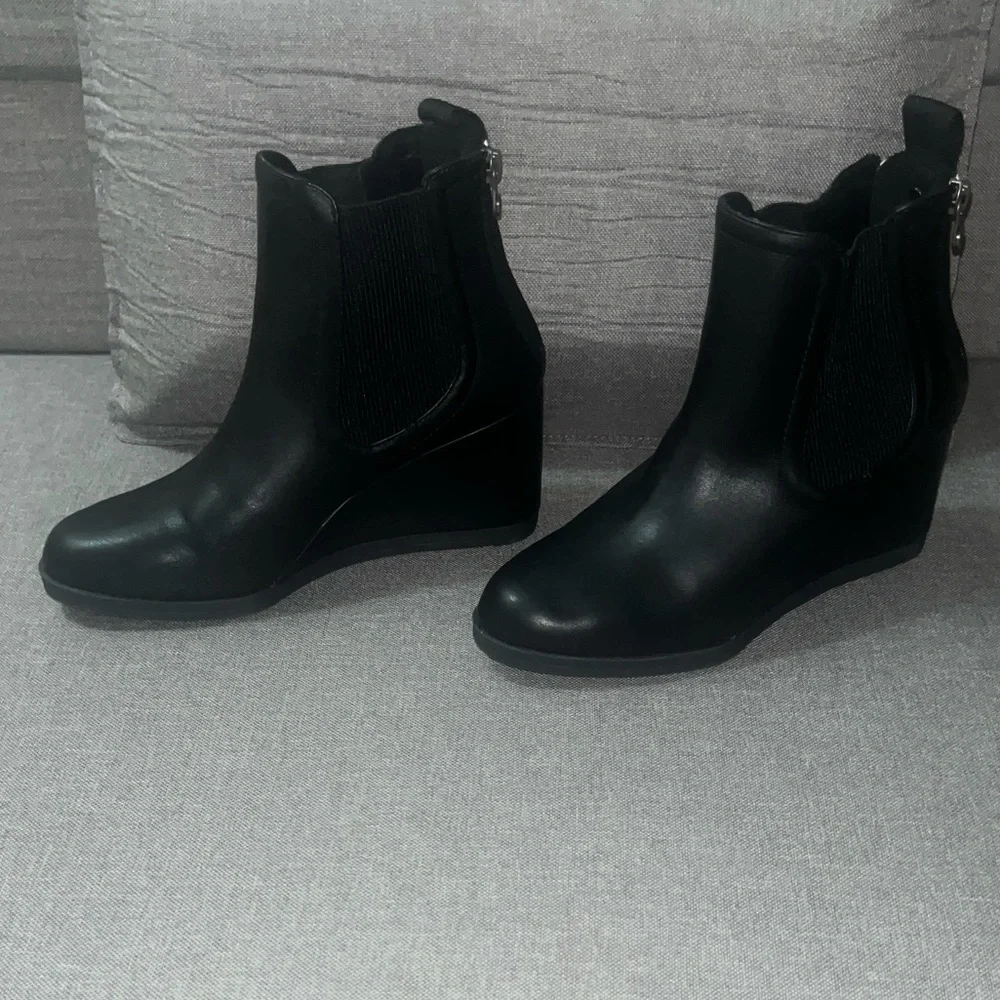 Blowfish Malibu Praline (Women's) Black Wedge Ankle Boots